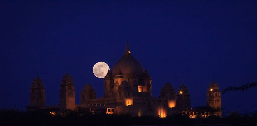 1024px-Photograph_of_the_Supermoon_at_Umaid_Bhavan_Palace,_Jodhpur