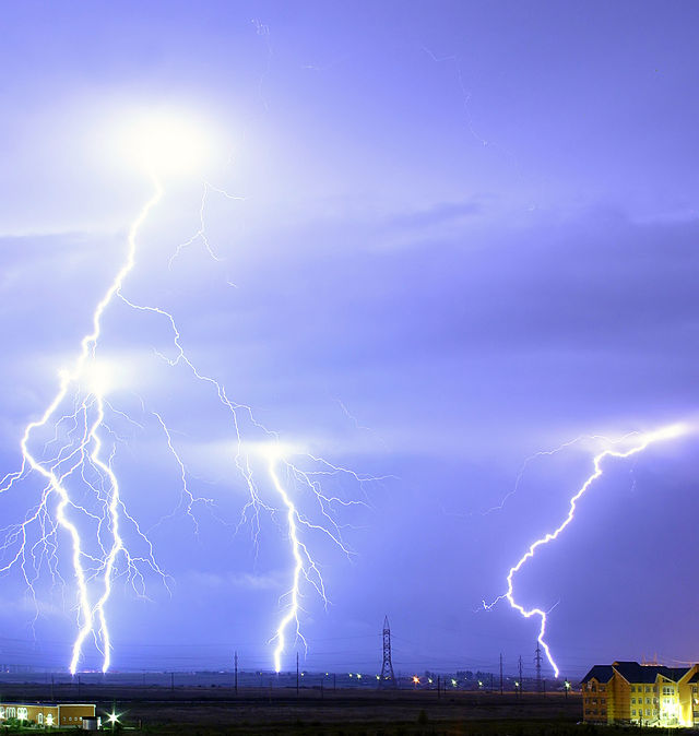 640px-Lightning_over_Oradea_Romania_cropped
