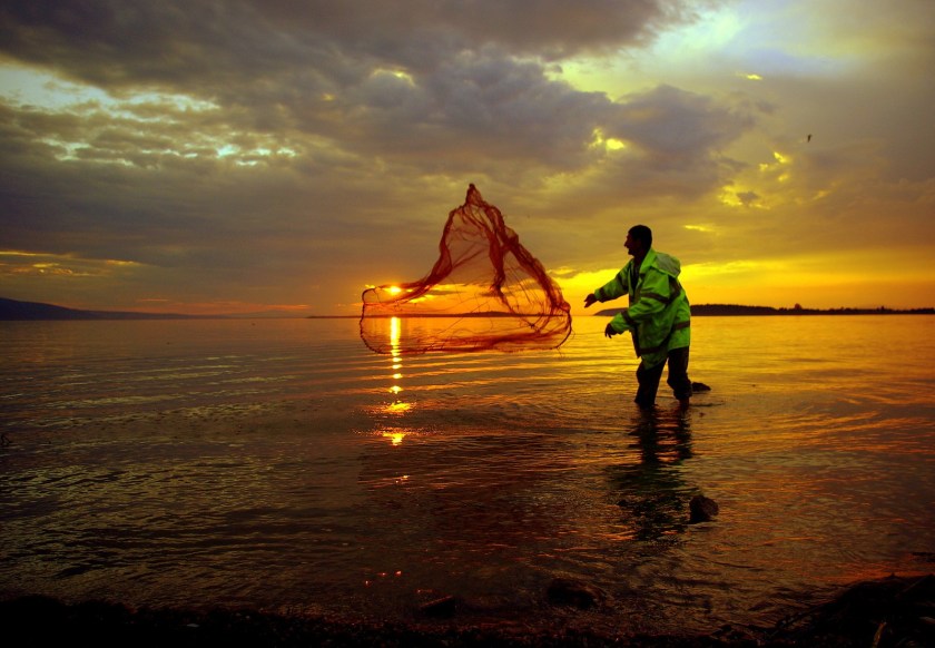 fishermen-fishing-sunset-1735891-1600x1110